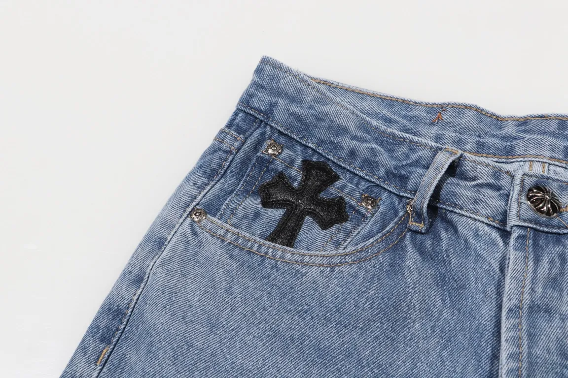 P290 Style No.: H471 Chrome Hearts CH Chrome Hearts Heavy Industry Damaged High Street Jeans exude unruly personality and unique charm. Every wear and tear is carefully designed to present a unique artistic feel. Made of imported denim fabric, which has undergone heavy industrial washing and destruction treatment, the trousers show a super cool effect on the upper body, allowing you to dominate the fashion stage.  This is more than just a pair of jeans, it is an expression of attitude. With its unique design concept and ultimate pursuit of details, Croxin breaks traditional boundaries and defines the jeans trend in the new era. The trousers are made of double-layer woven fabric and matched with customized hardware, showing an incomparably beautiful and unique style, making every wearer the focus of fashion. Imported denim fabric, super heavy-duty washed and damaged, the upper body is super cool! Customized hardware, incomparably good-looking model. The production process is difficult. It has a high-street feel. Color: blue Size: S M L XL XXL